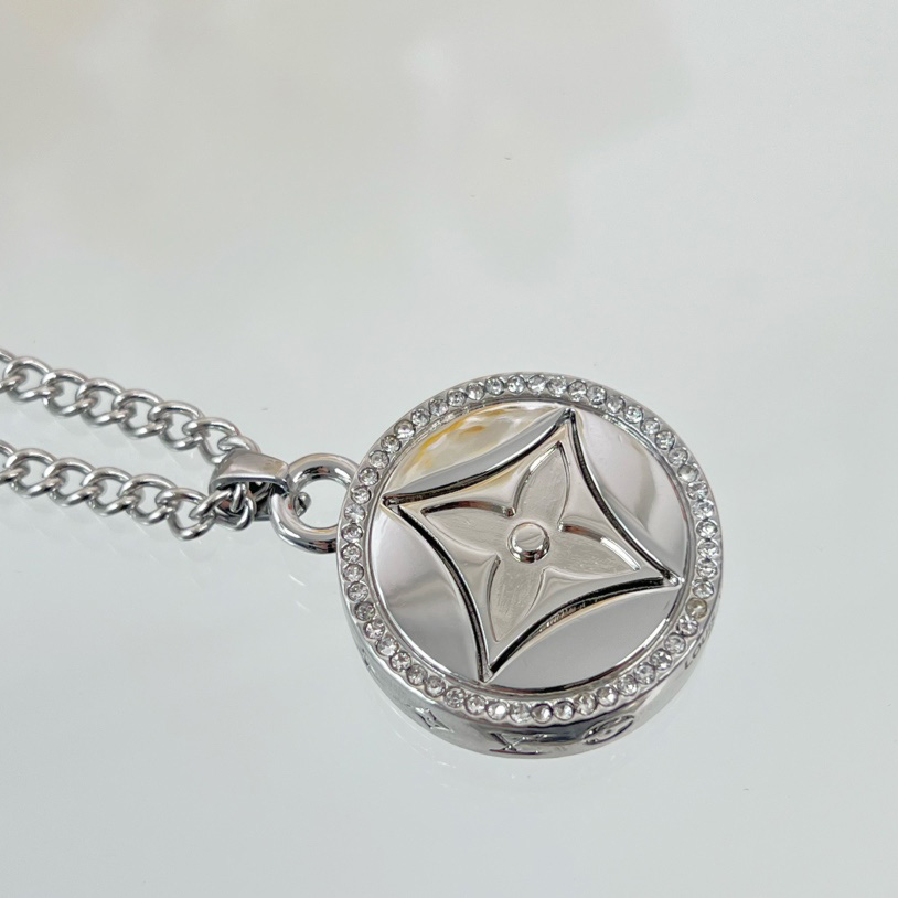 Louis Vuitton LV Twisted Flower Pendant  M00916 - 