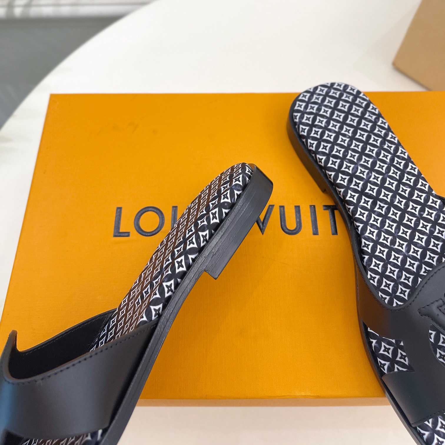 Louis Vuitton LV Isola Flat Mule - PerfectKickZ