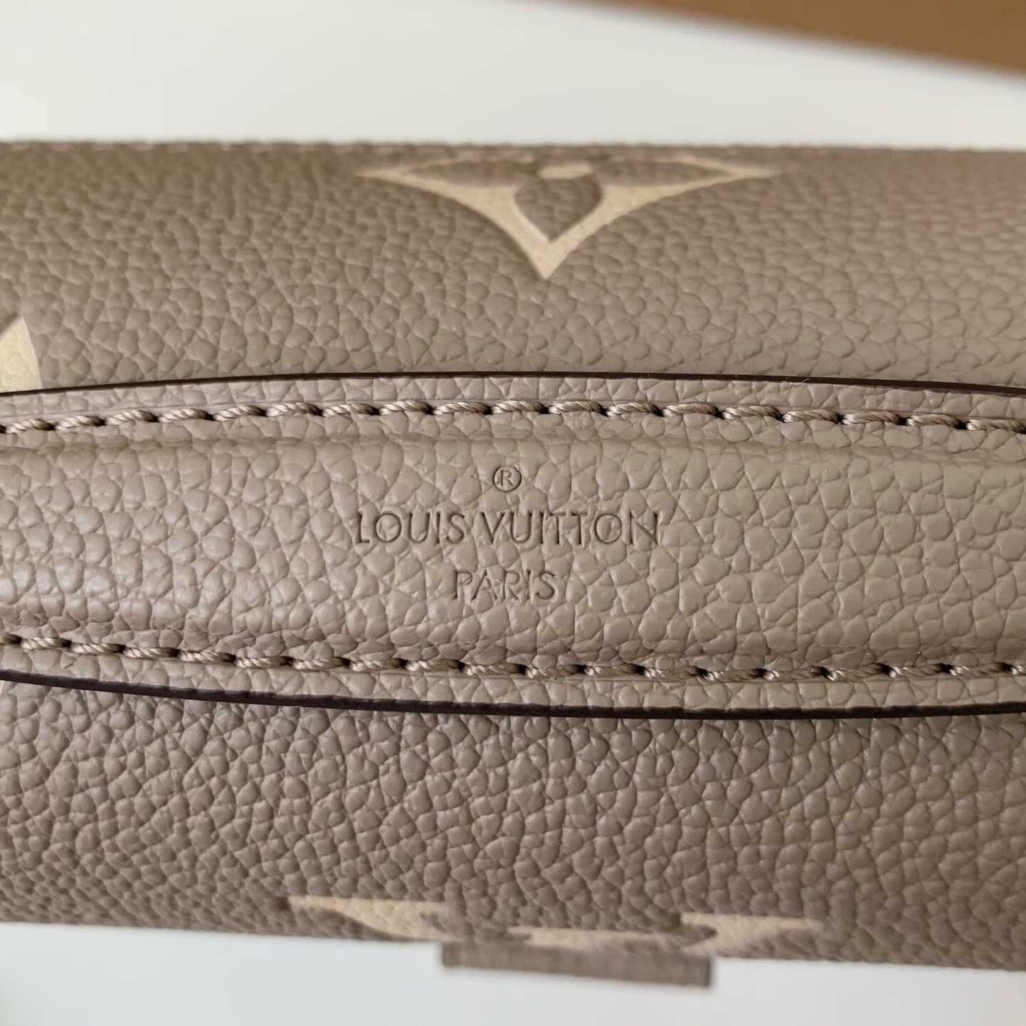 Louis Vuitton  Pochette Metis East West  (21.5 x 13.5 x 6 cm)      M23081 - PerfectKickZ