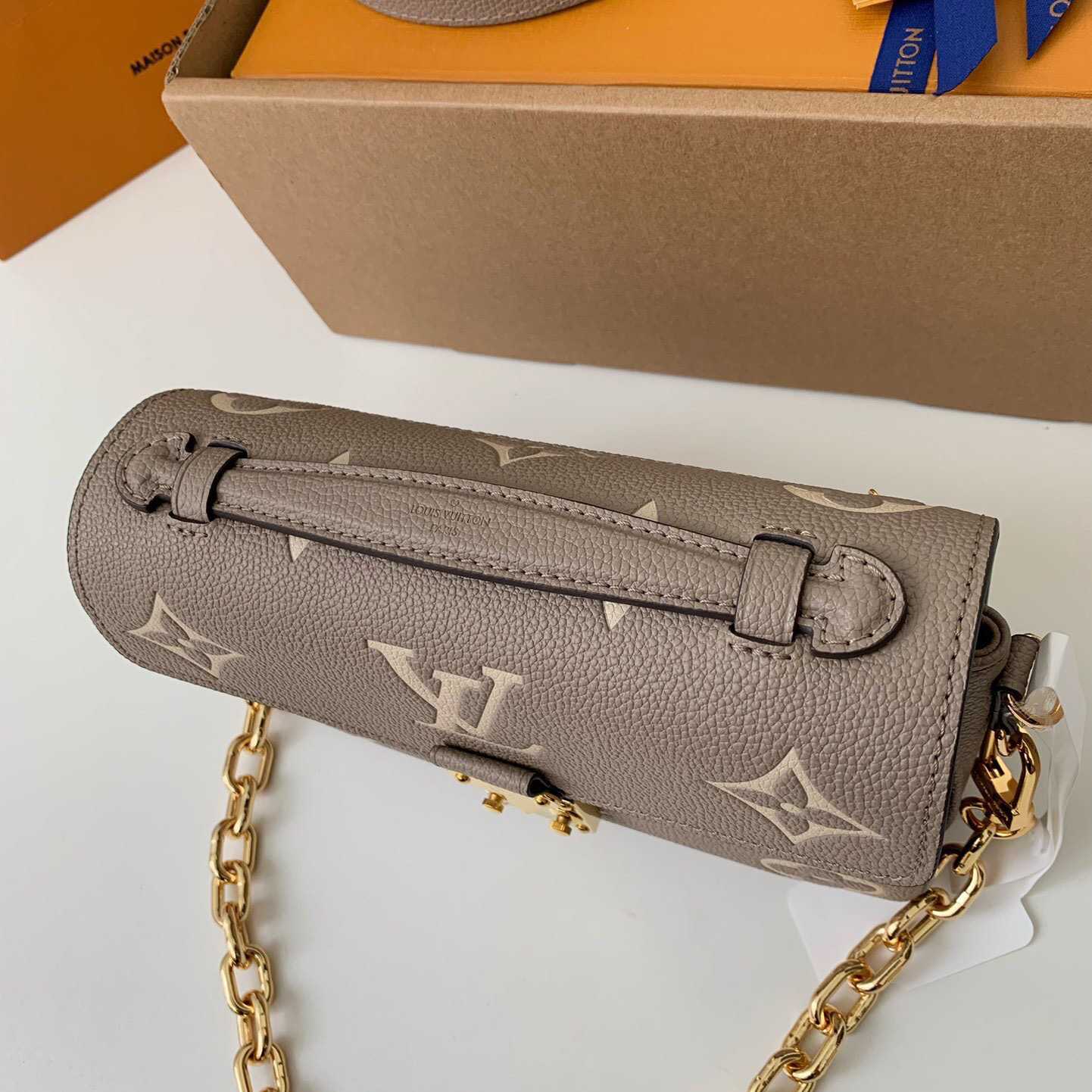 Louis Vuitton  Pochette Metis East West  (21.5 x 13.5 x 6 cm)      M23081 - PerfectKickZ