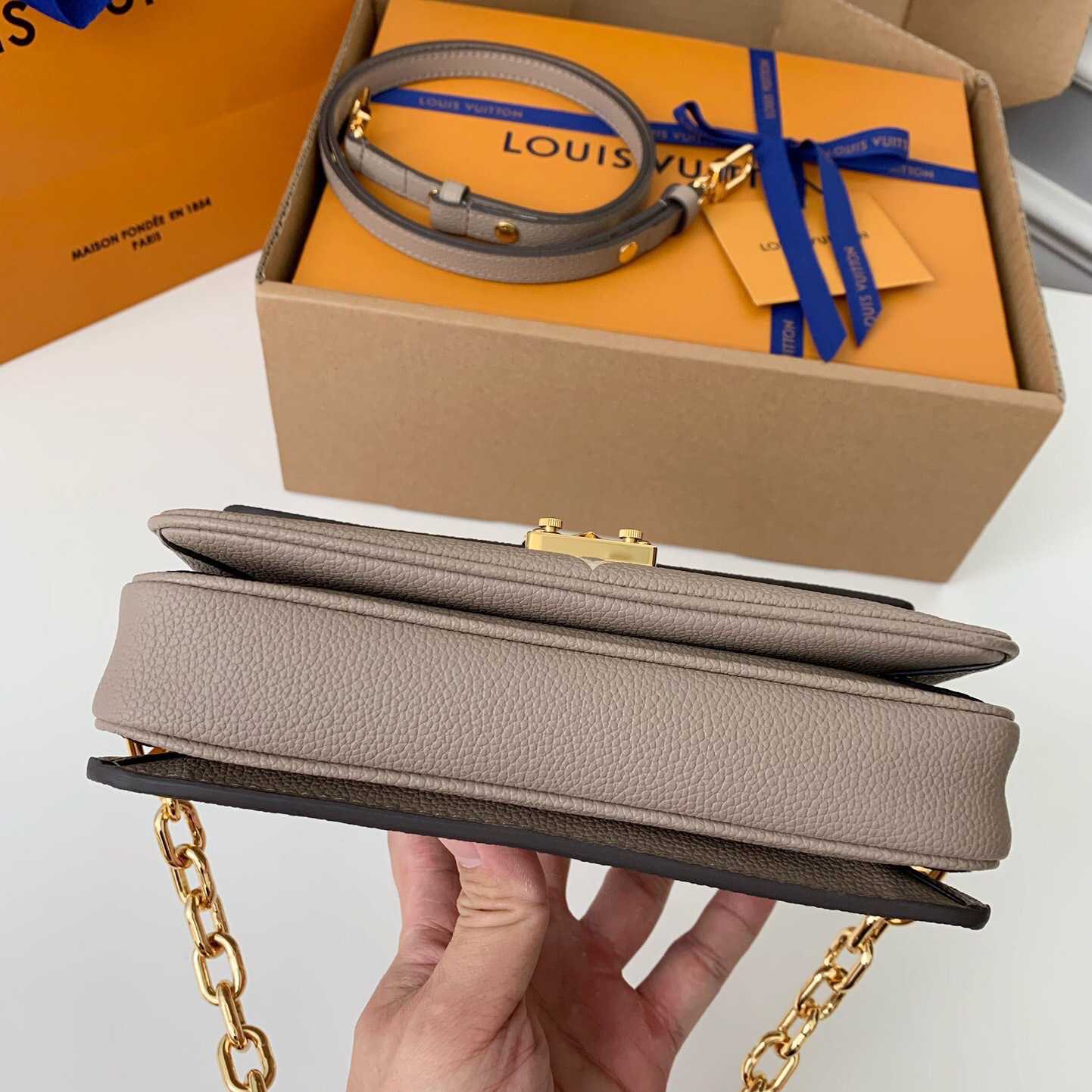 Louis Vuitton  Pochette Metis East West  (21.5 x 13.5 x 6 cm)      M23081 - PerfectKickZ