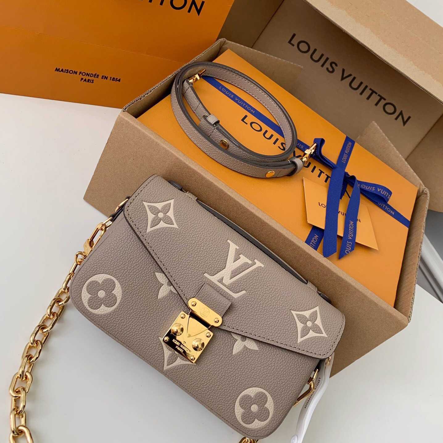 Louis Vuitton  Pochette Metis East West  (21.5 x 13.5 x 6 cm)      M23081 - PerfectKickZ