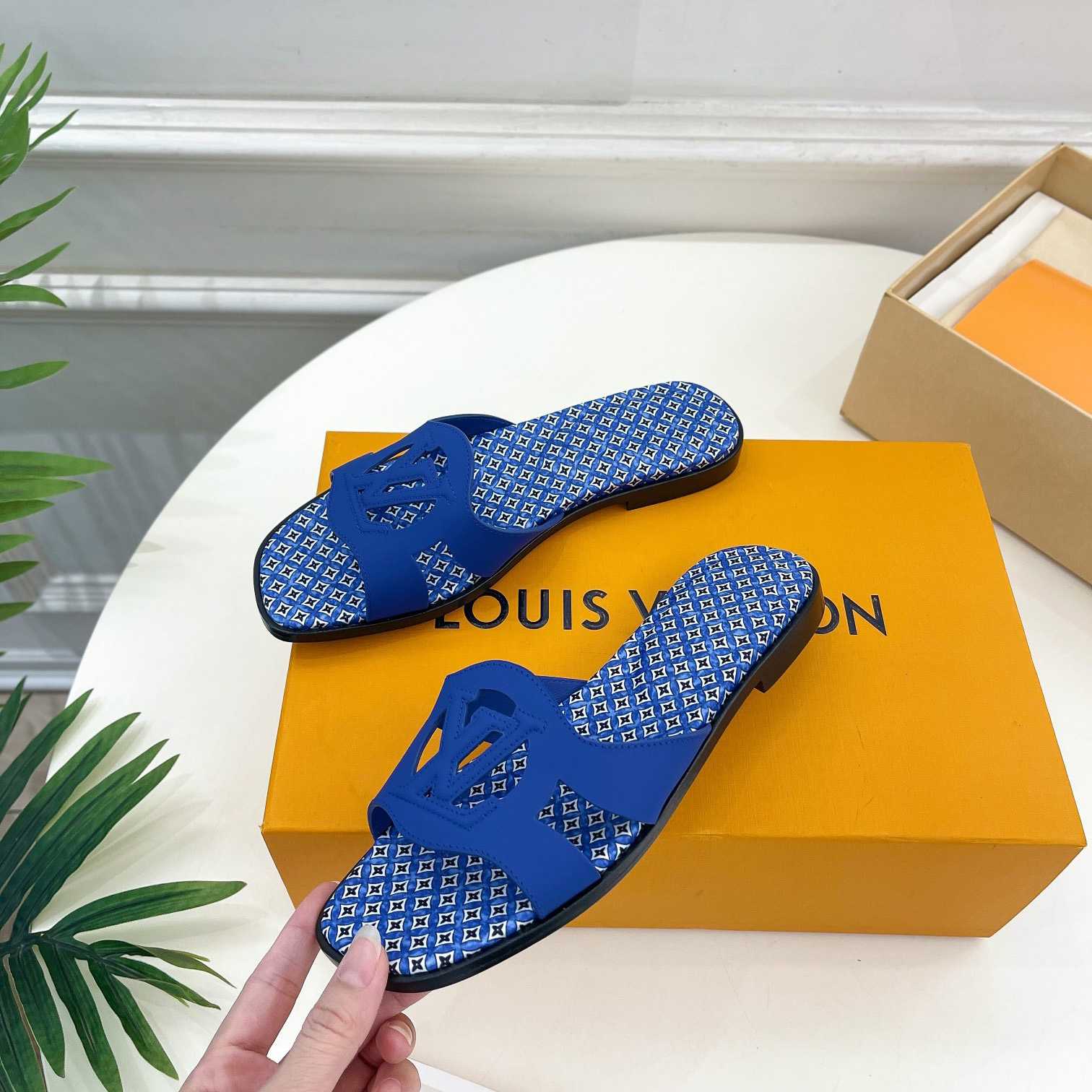Louis Vuitton LV Isola Flat Mule - PerfectKickZ