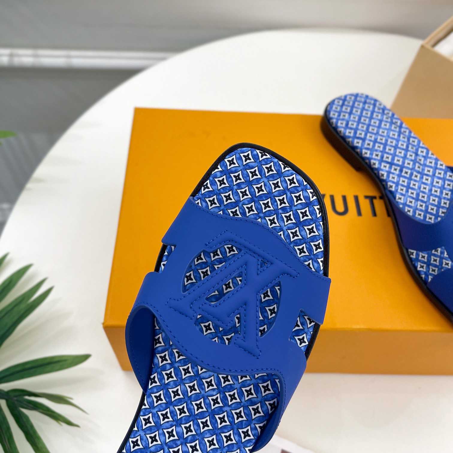 Louis Vuitton LV Isola Flat Mule - PerfectKickZ