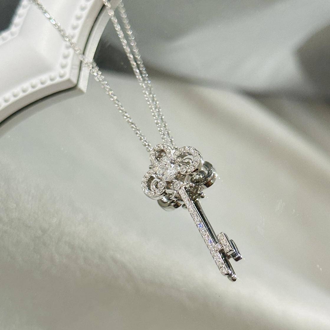 Tiffany&CO Fleur de Lis Key Pendant - PerfectKickZ