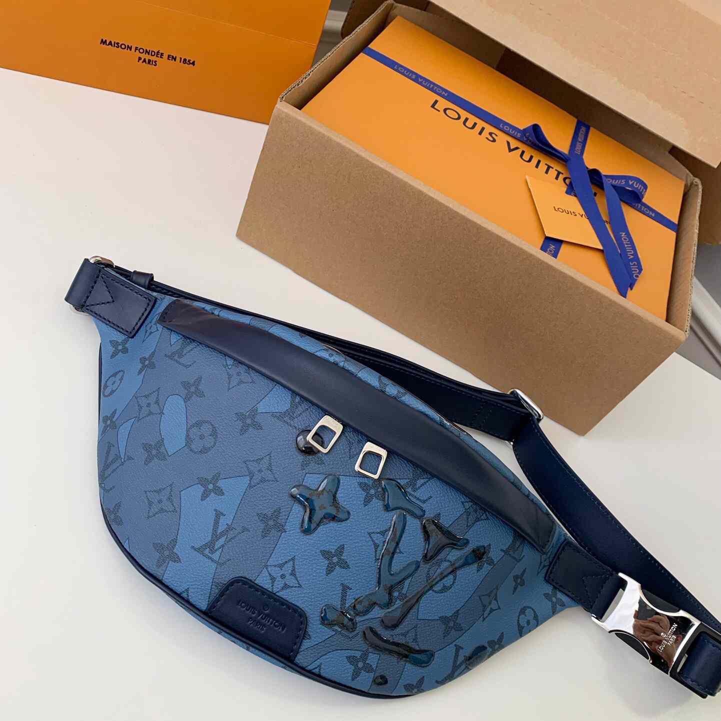 Louis Vuitton Discovery Bumbag  (44*15*9cm)   M22576 - PerfectKickZ