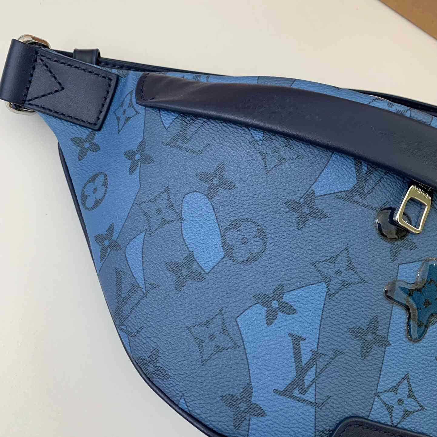 Louis Vuitton Discovery Bumbag  (44*15*9cm)   M22576 - PerfectKickZ
