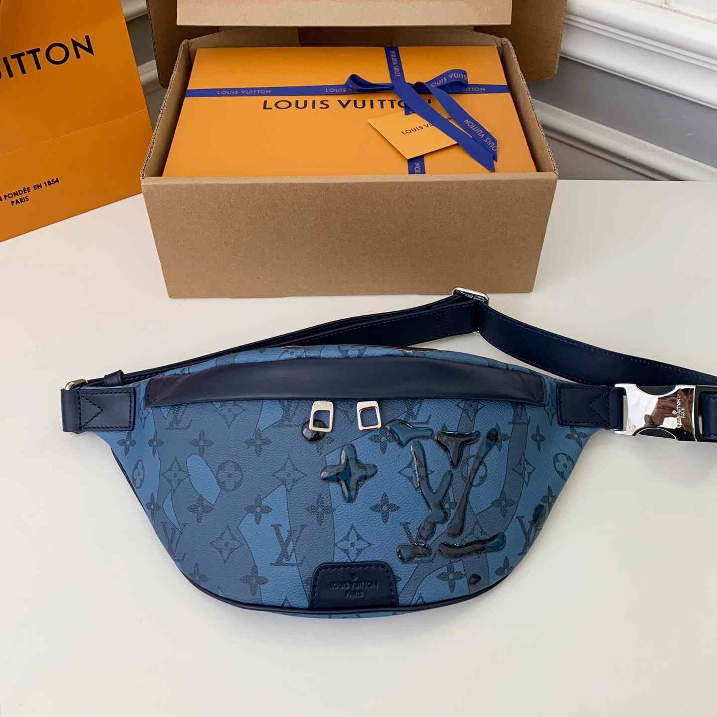 Louis Vuitton Discovery Bumbag  (44*15*9cm)   M22576 - PerfectKickZ