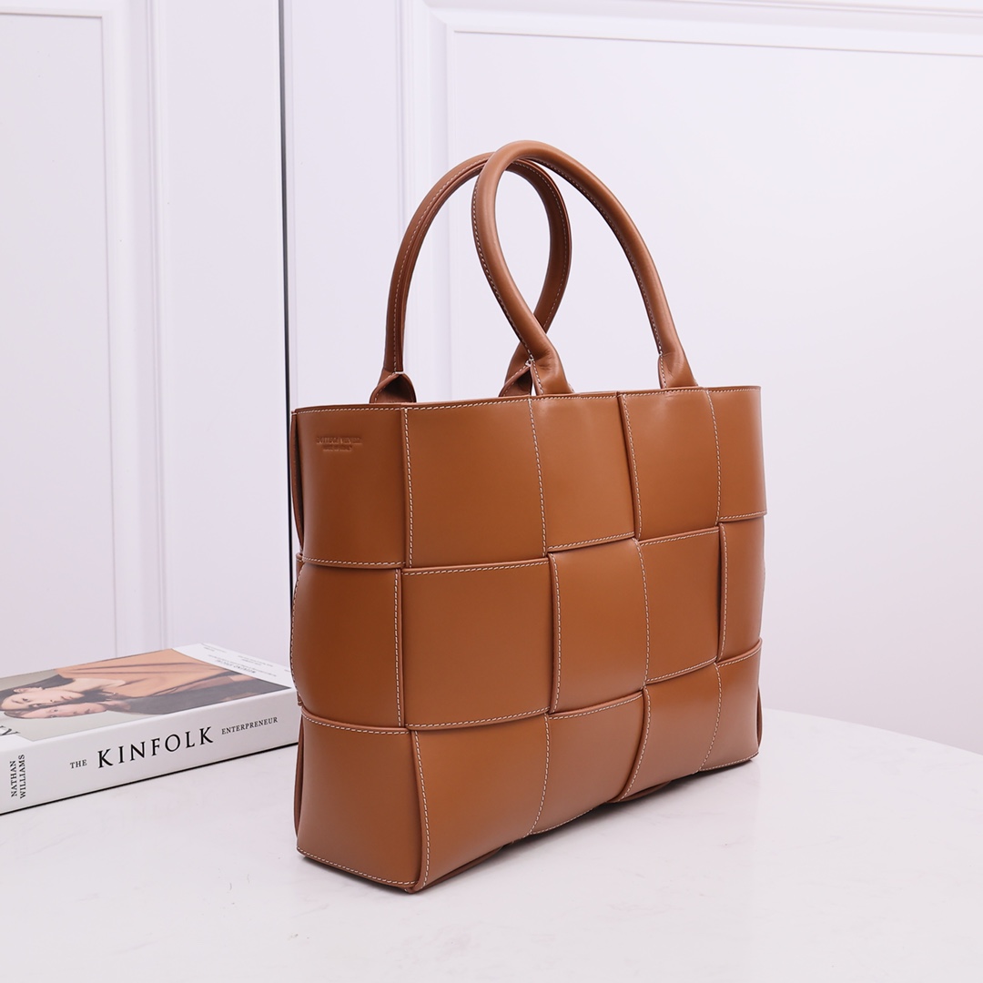 Bottega Veneta Medium Arco Tote Bag - PerfectKickZ