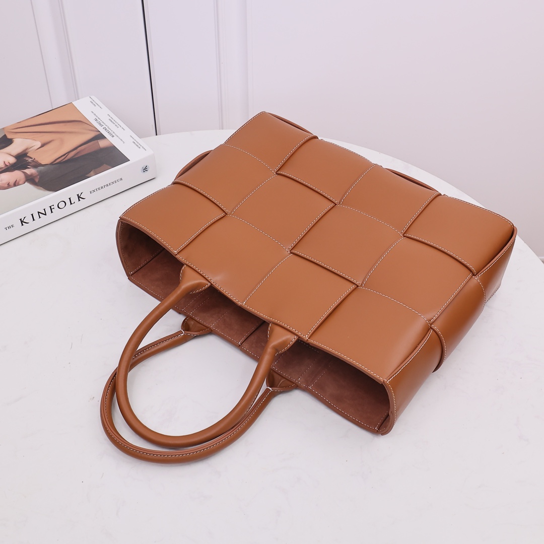 Bottega Veneta Medium Arco Tote Bag - PerfectKickZ