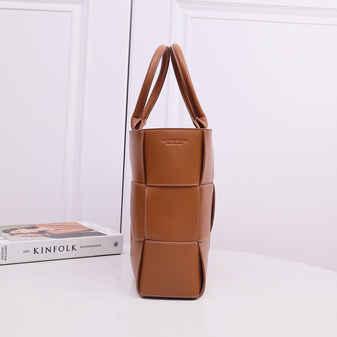 Bottega Veneta Medium Arco Tote Bag - PerfectKickZ
