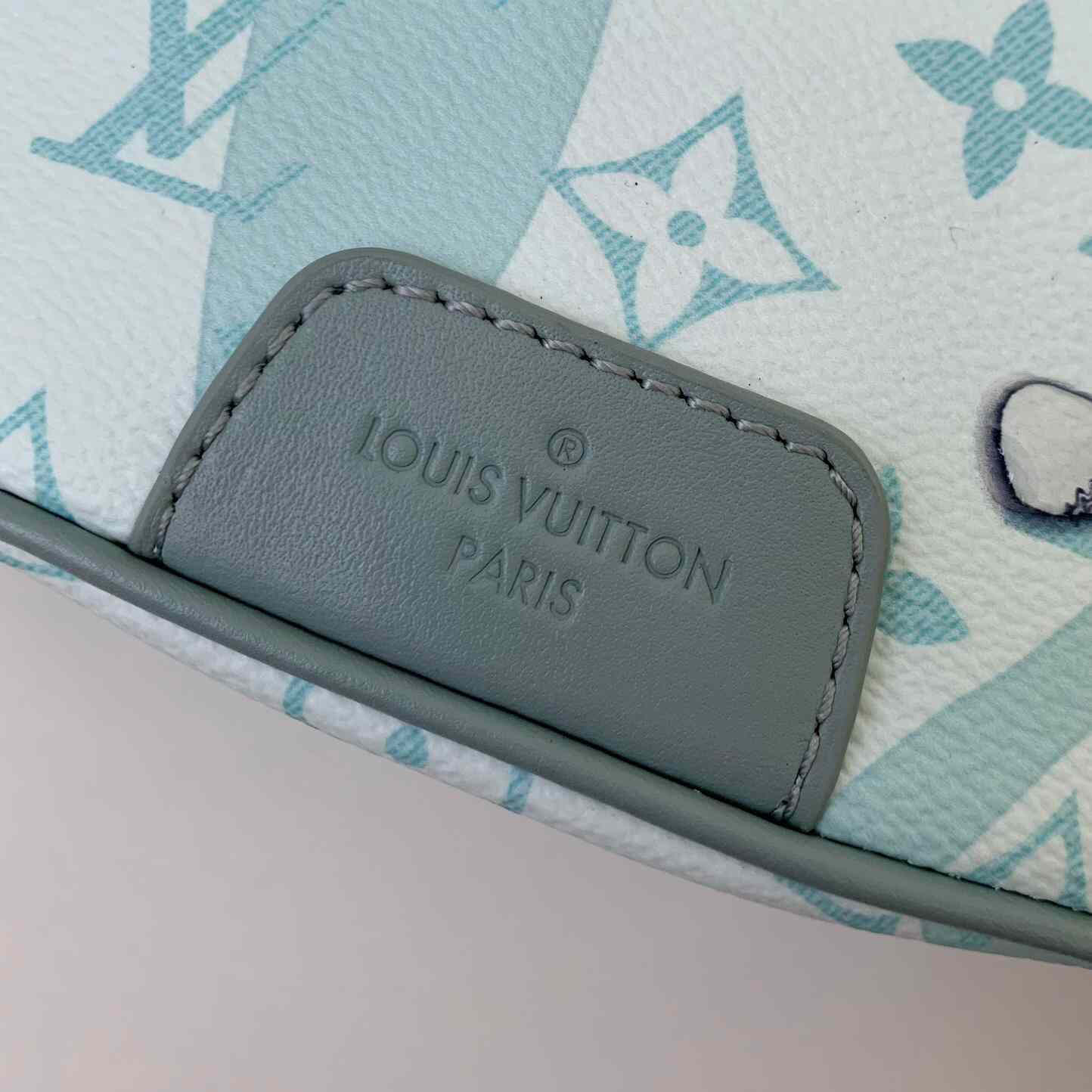 Louis Vuitton Discovery Bumbag  (44*15*9cm)   M22765 - PerfectKickZ
