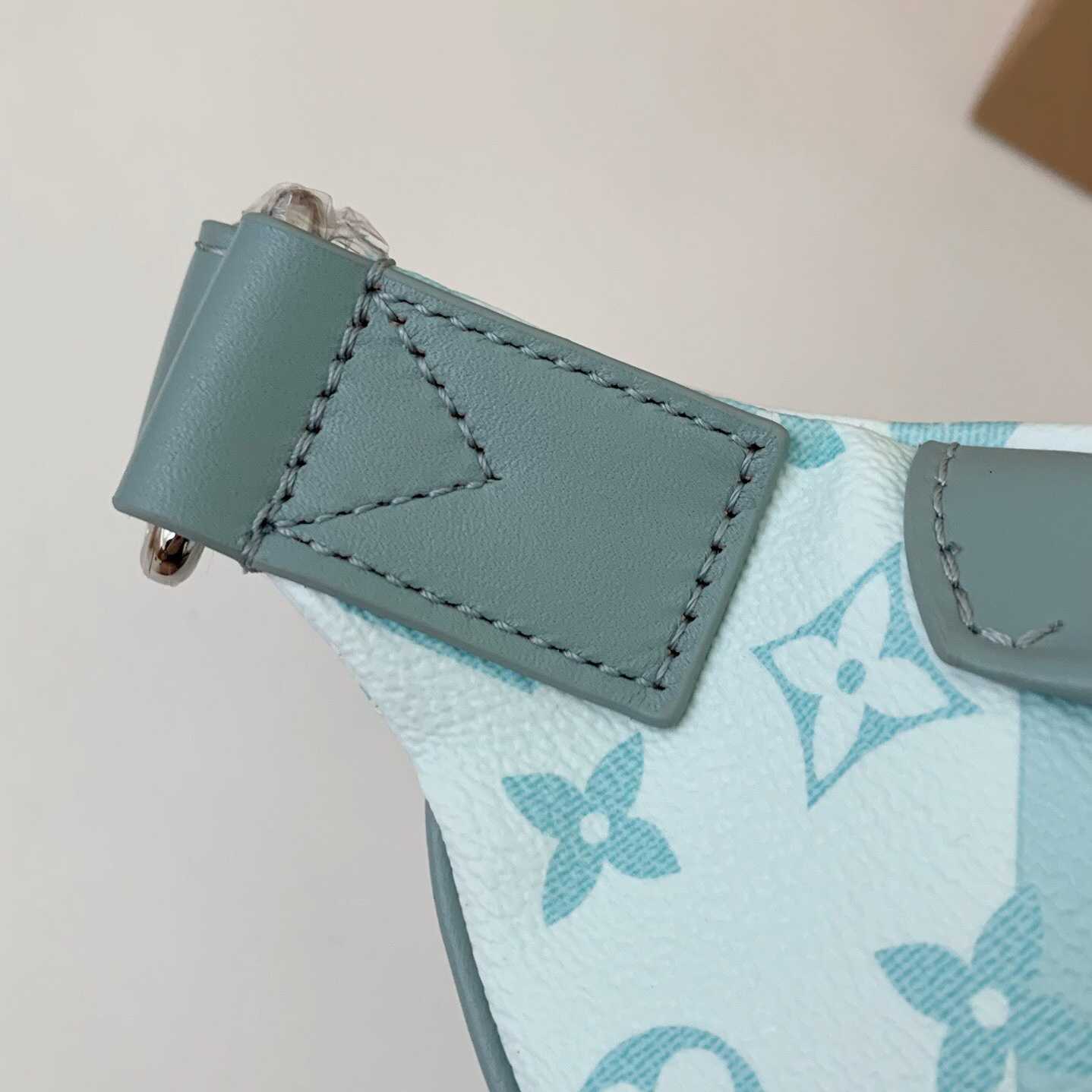 Louis Vuitton Discovery Bumbag  (44*15*9cm)   M22765 - PerfectKickZ