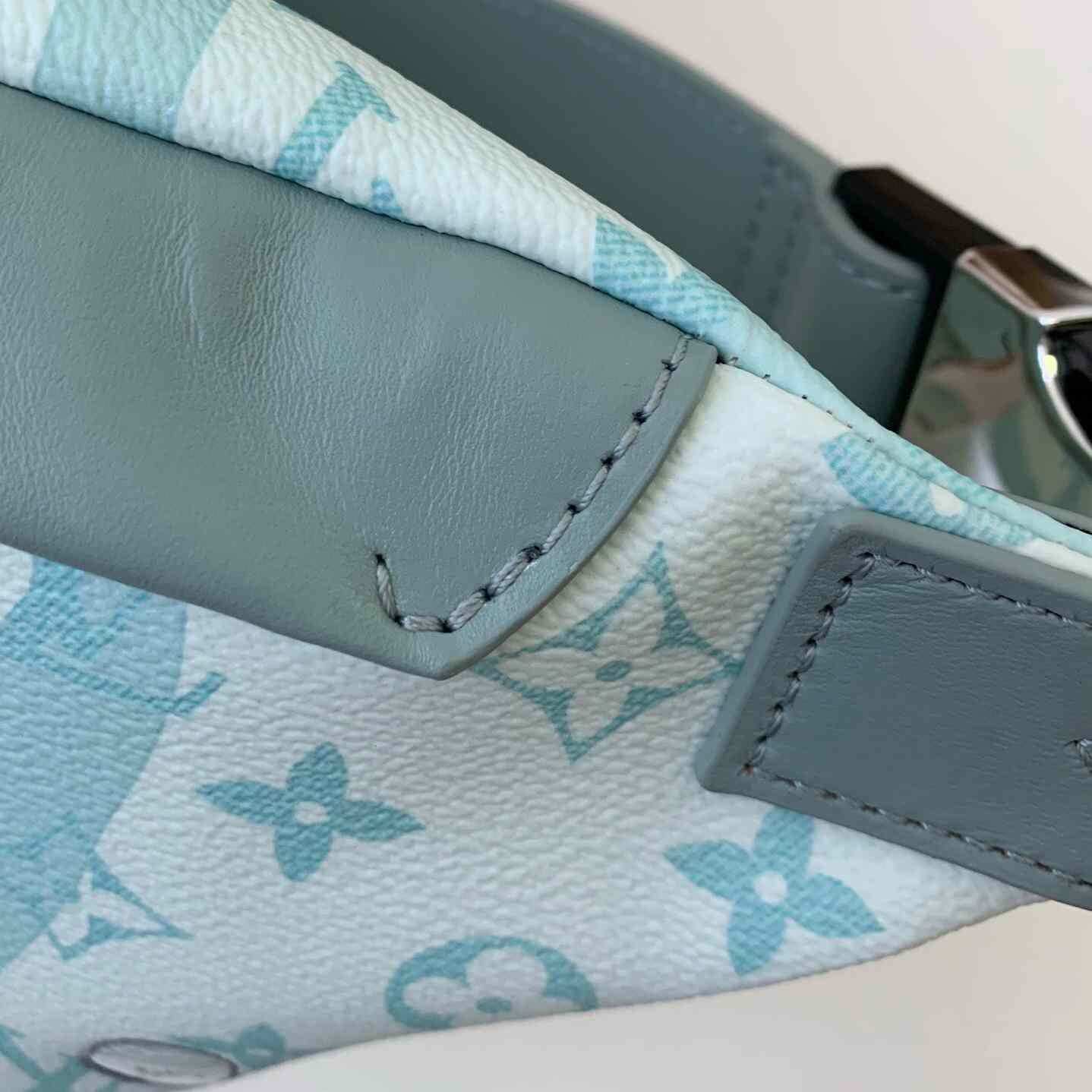 Louis Vuitton Discovery Bumbag  (44*15*9cm)   M22765 - PerfectKickZ