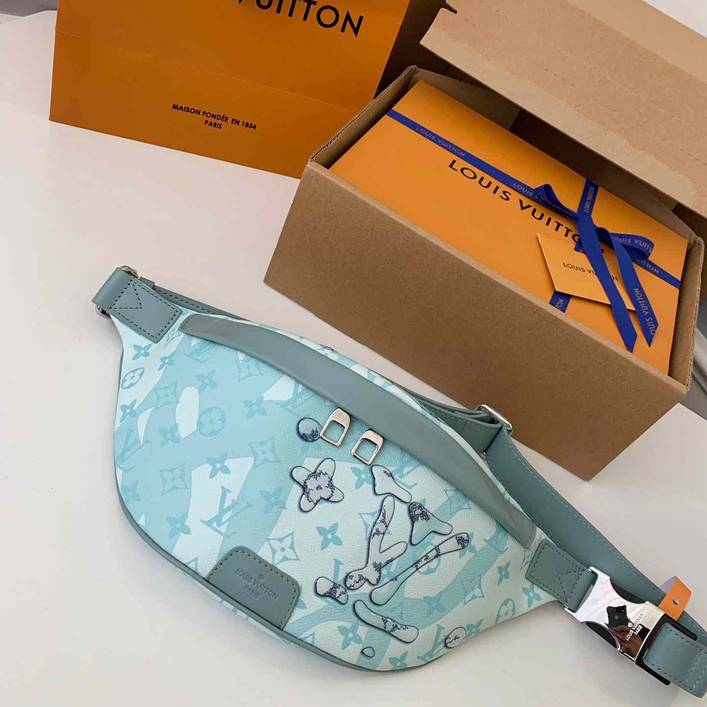 Louis Vuitton Discovery Bumbag  (44*15*9cm)   M22765 - PerfectKickZ