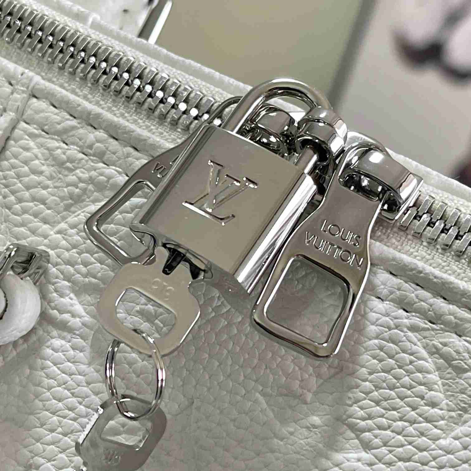 Louis Vuitton LV x YK Bandoulière Keepall 50    M21678 - PerfectKickZ