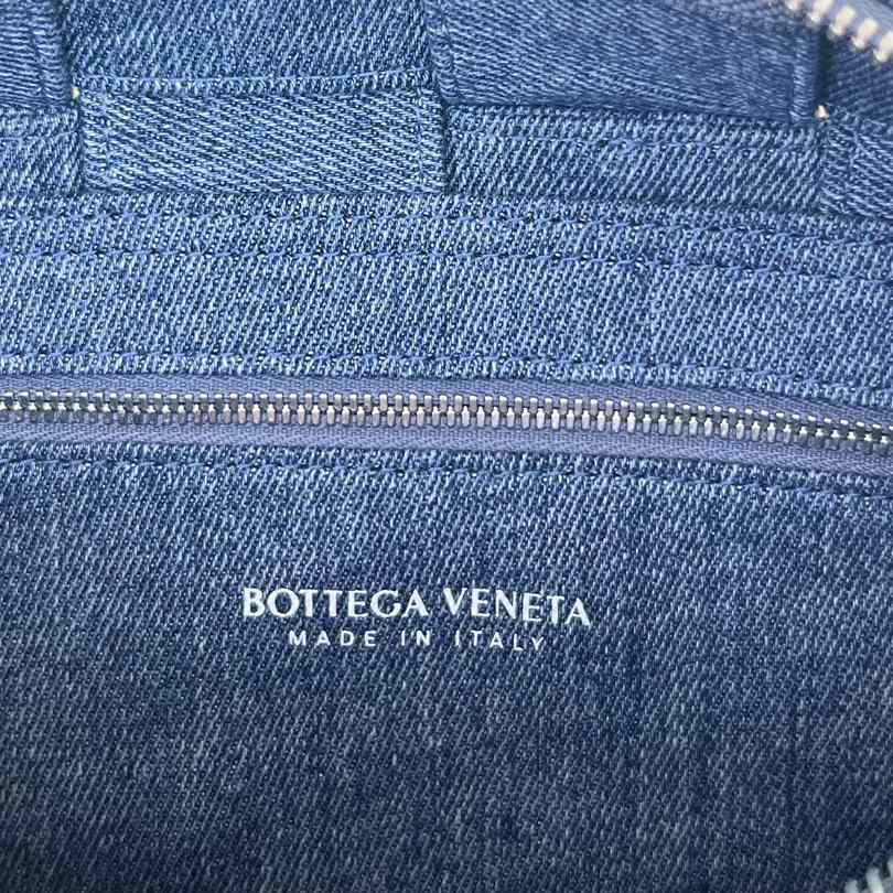 Bottega Veneta Brick Cassette Shoulder Bag (28x14x10cm) - 