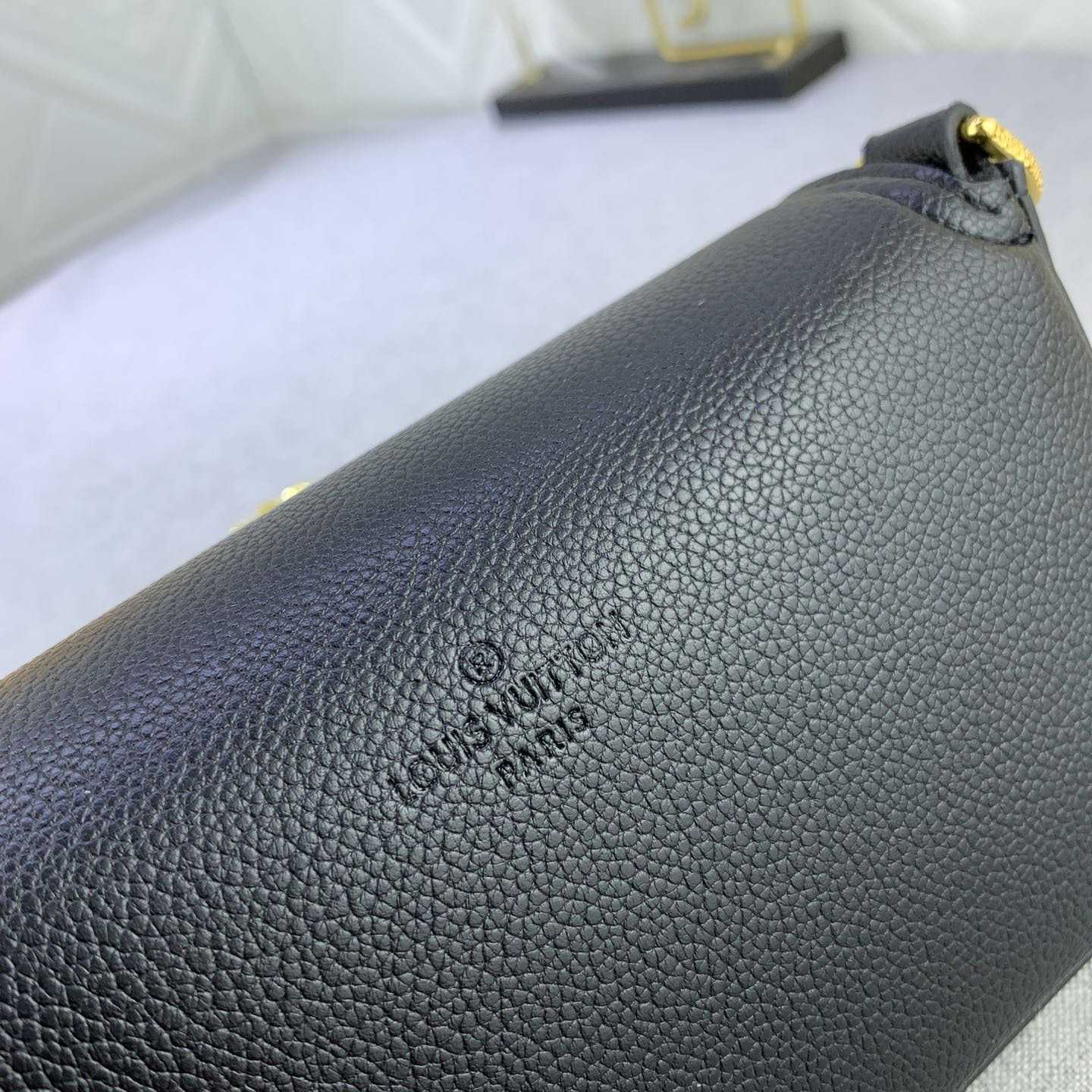 Louis Vuitton Lockme Tender Pochette (18-9-4cm)    M81560 - PerfectKickZ