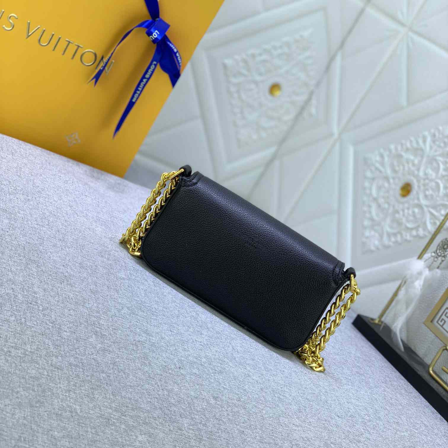 Louis Vuitton Lockme Tender Pochette (18-9-4cm)    M81560 - PerfectKickZ
