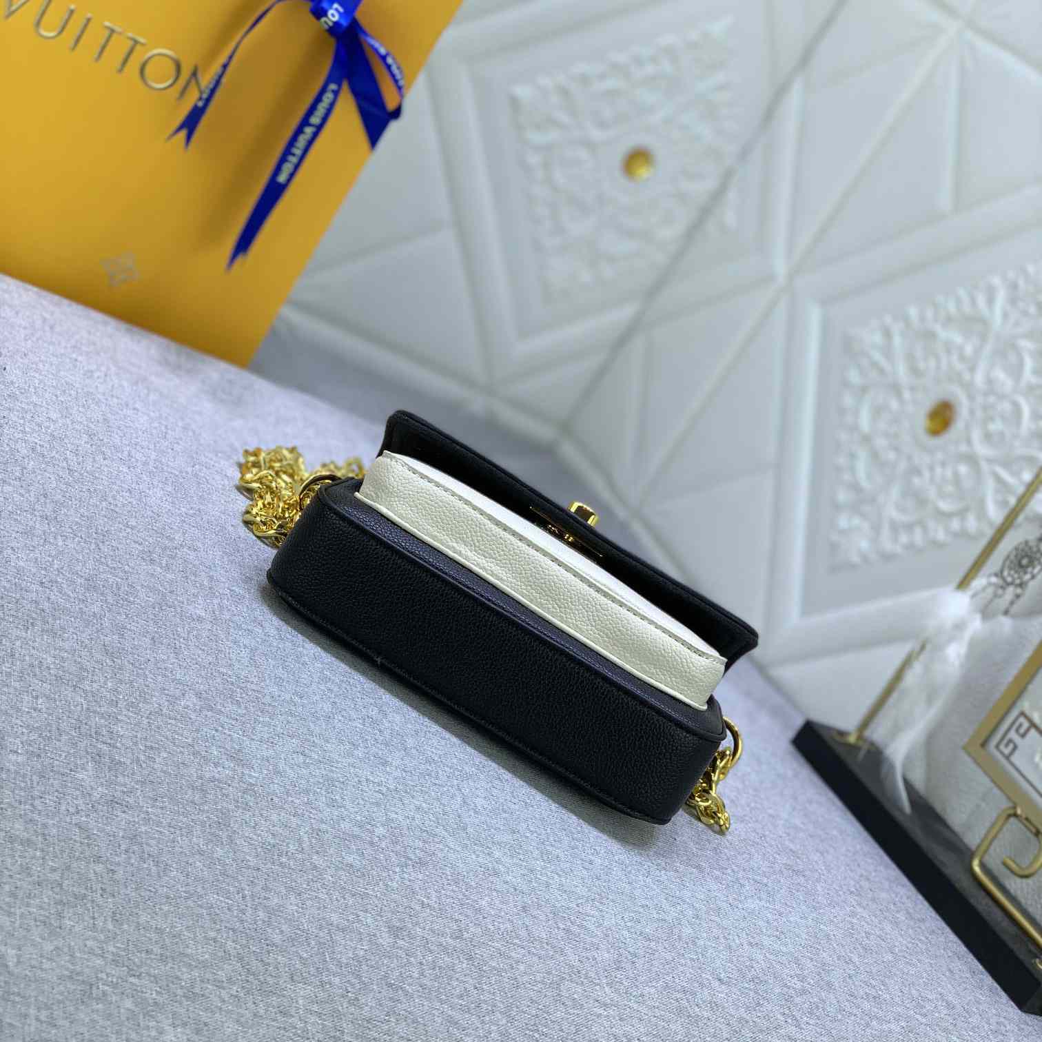 Louis Vuitton Lockme Tender Pochette (18-9-4cm)    M81560 - PerfectKickZ