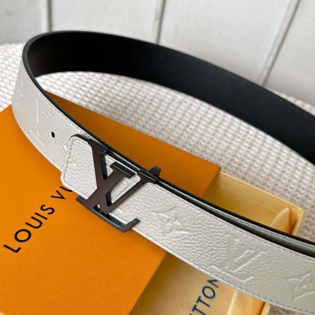 Louis Vuitton LV Initials 40mm Reversible Belt   M8261V - 