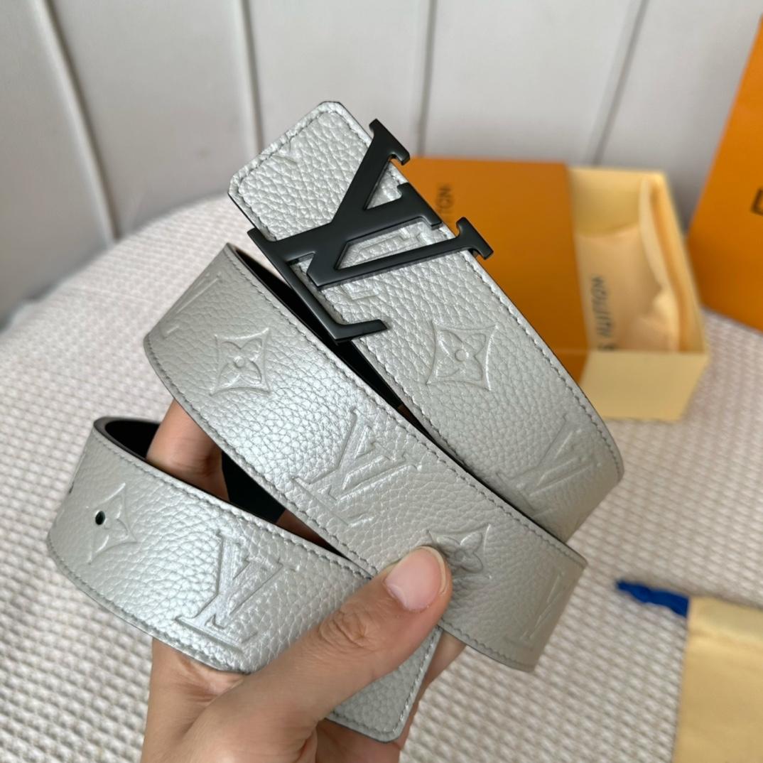 Louis Vuitton LV Initials 40mm Reversible Belt   M8261V - 