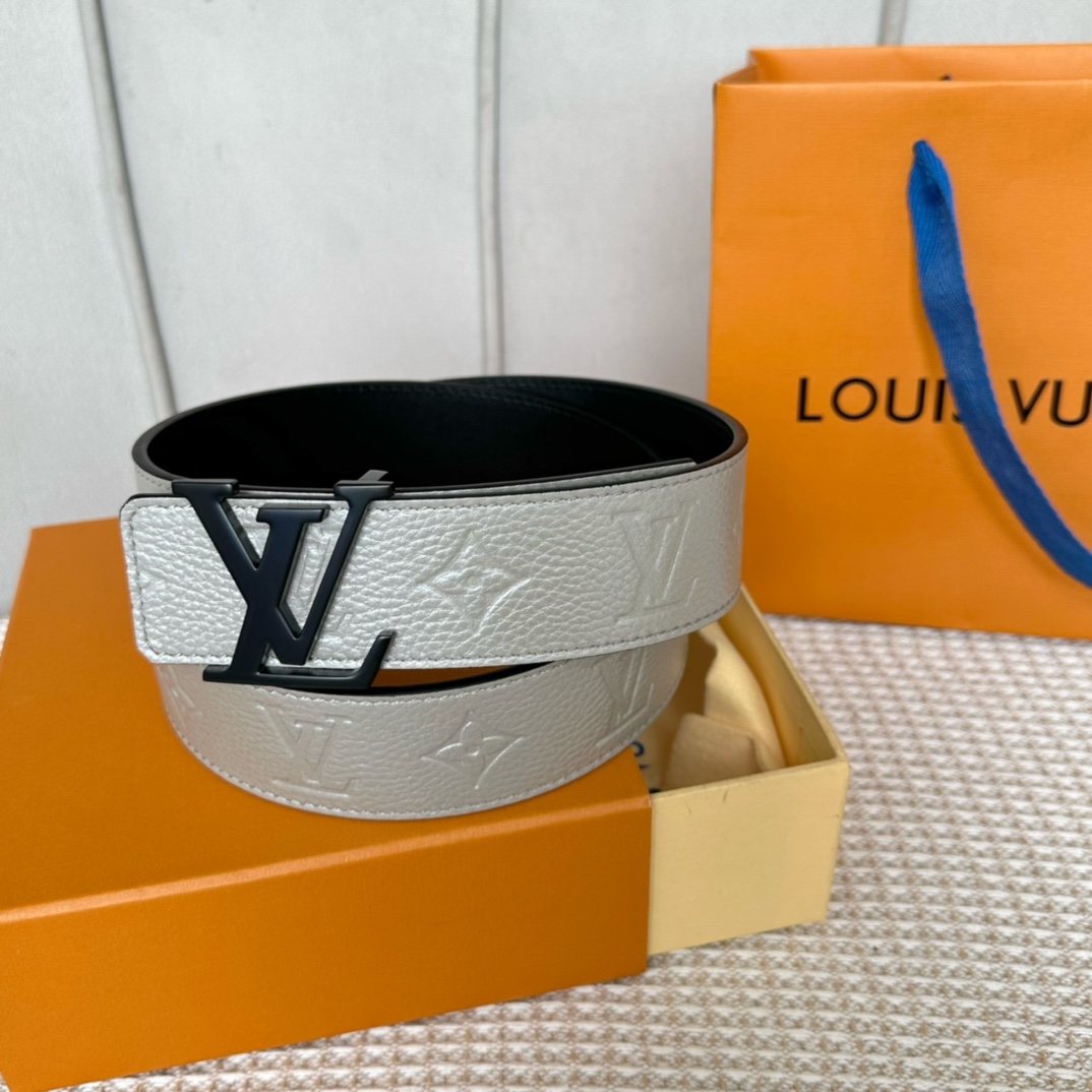 Louis Vuitton LV Initials 40mm Reversible Belt   M8261V - 