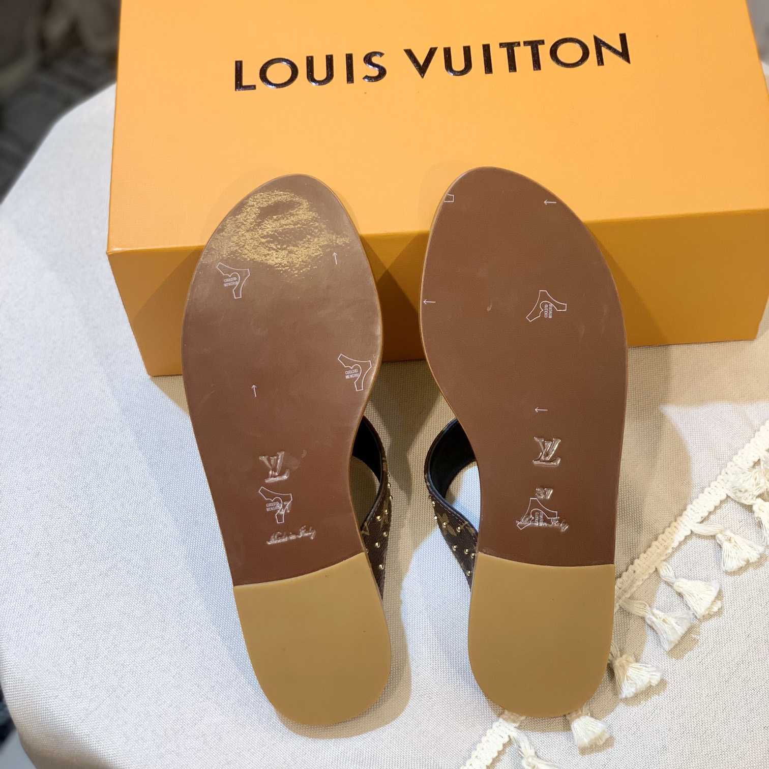 Louis Vuitton Sunny Flat Thong   1AB37T - PerfectKickZ