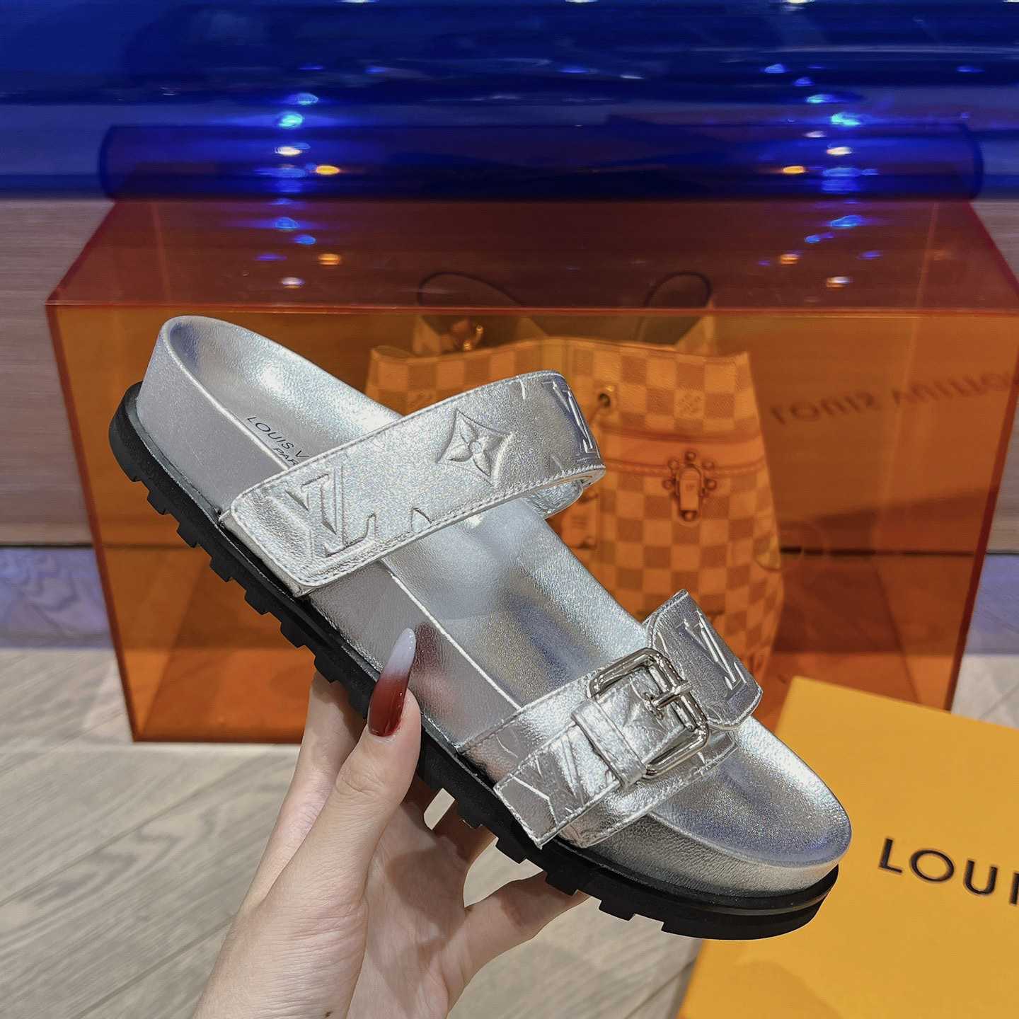 Louis Vuitton Bom Dia Flat Comfort Mules     1AB3OG - PerfectKickZ