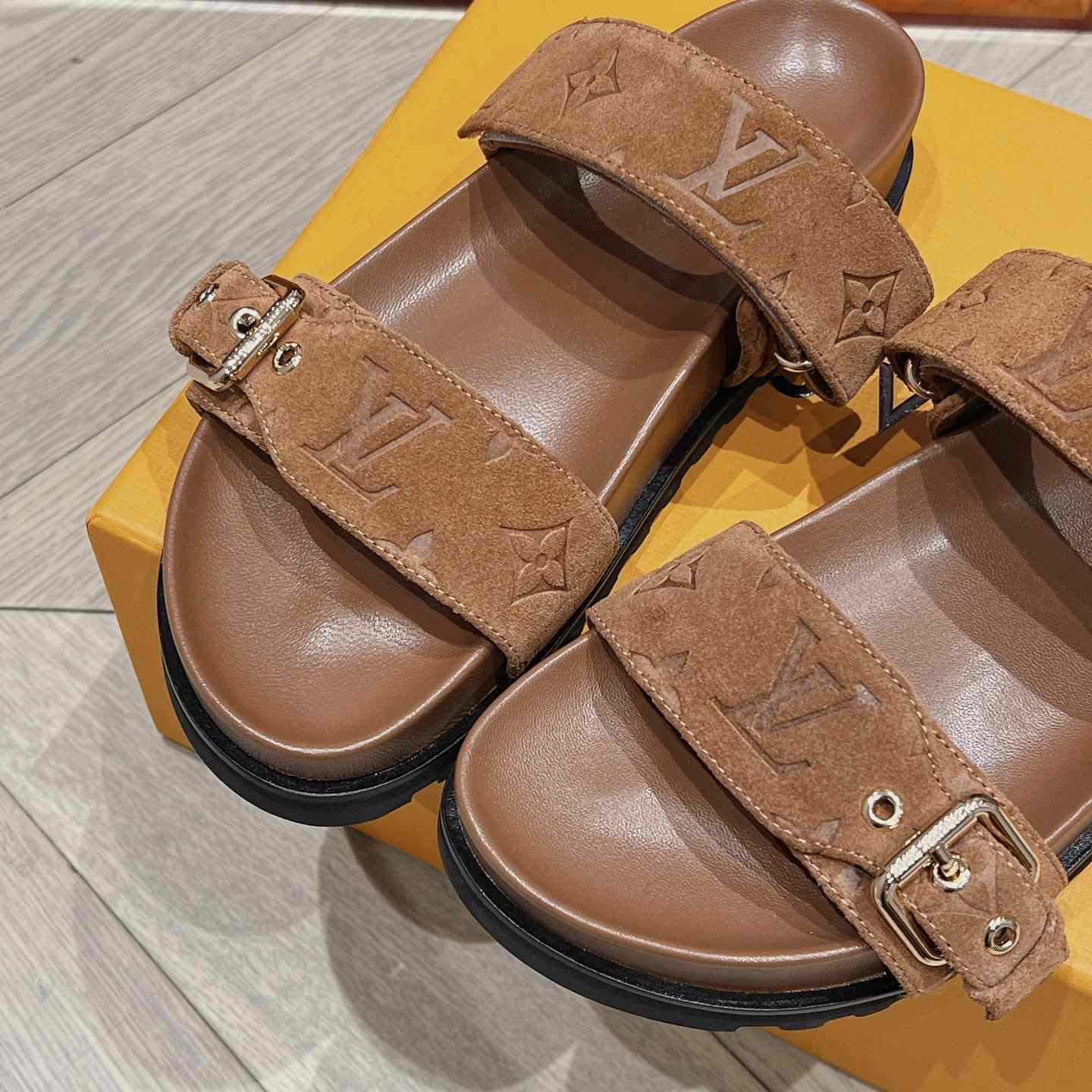Louis Vuitton Bom Dia Flat Comfort Mule    1ABOY4 - PerfectKickZ
