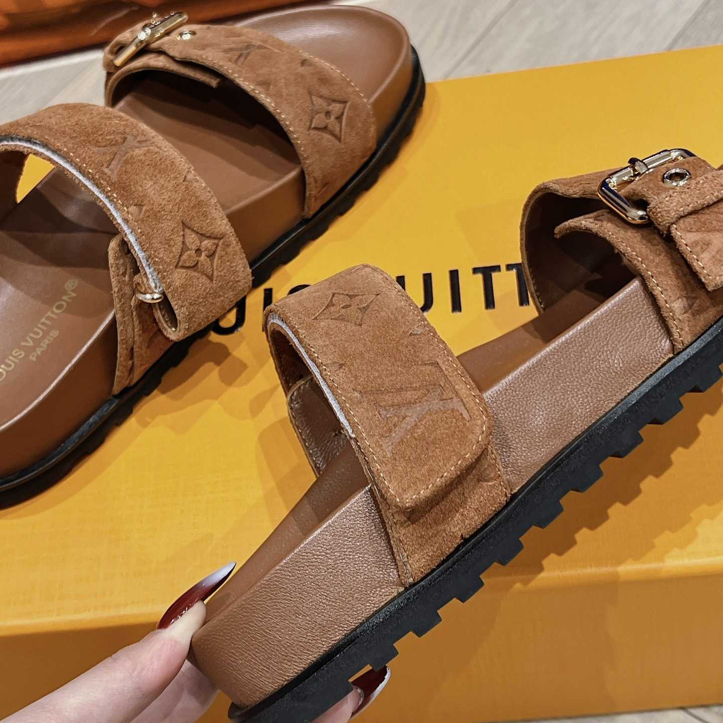 Louis Vuitton Bom Dia Flat Comfort Mule    1ABOY4 - PerfectKickZ