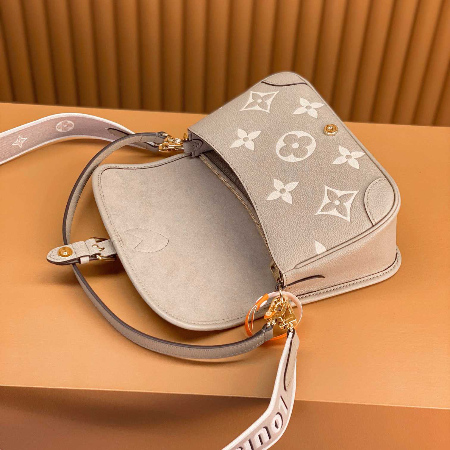 Louis Vuitton Diane (23 x 16 x 8.5cm)  M46583 - PerfectKickZ