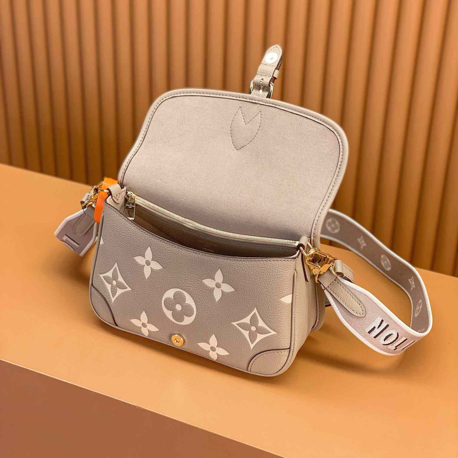 Louis Vuitton Diane (23 x 16 x 8.5cm)  M46583 - PerfectKickZ