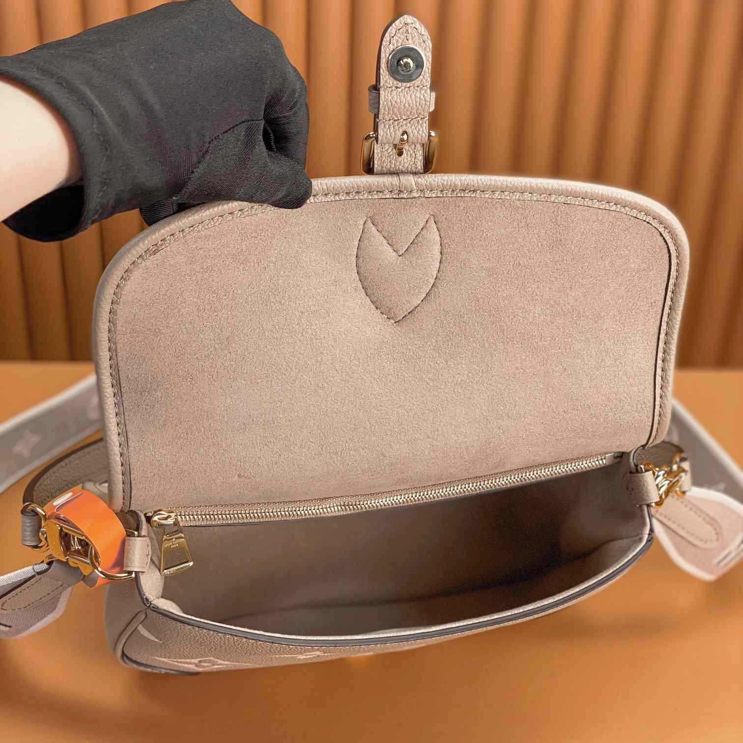 Louis Vuitton Diane (23 x 16 x 8.5cm)  M46583 - PerfectKickZ