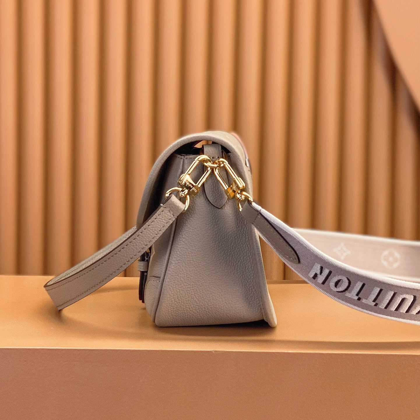 Louis Vuitton Diane (23 x 16 x 8.5cm)  M46583 - PerfectKickZ