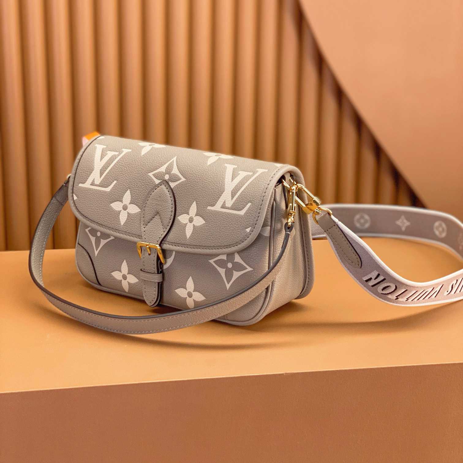 Louis Vuitton Diane (23 x 16 x 8.5cm)  M46583 - PerfectKickZ