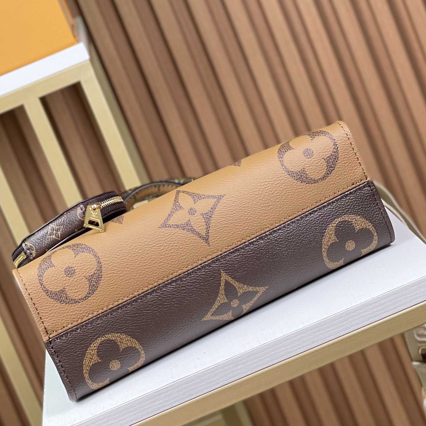 Louis Vuitton OnTheGo East West    M46653 - 