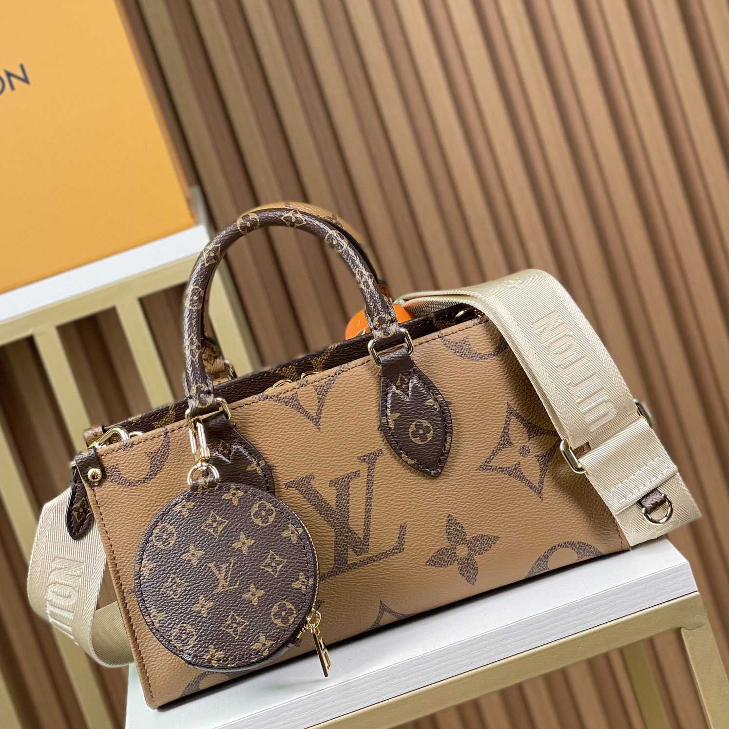 Louis Vuitton OnTheGo East West    M46653 - 