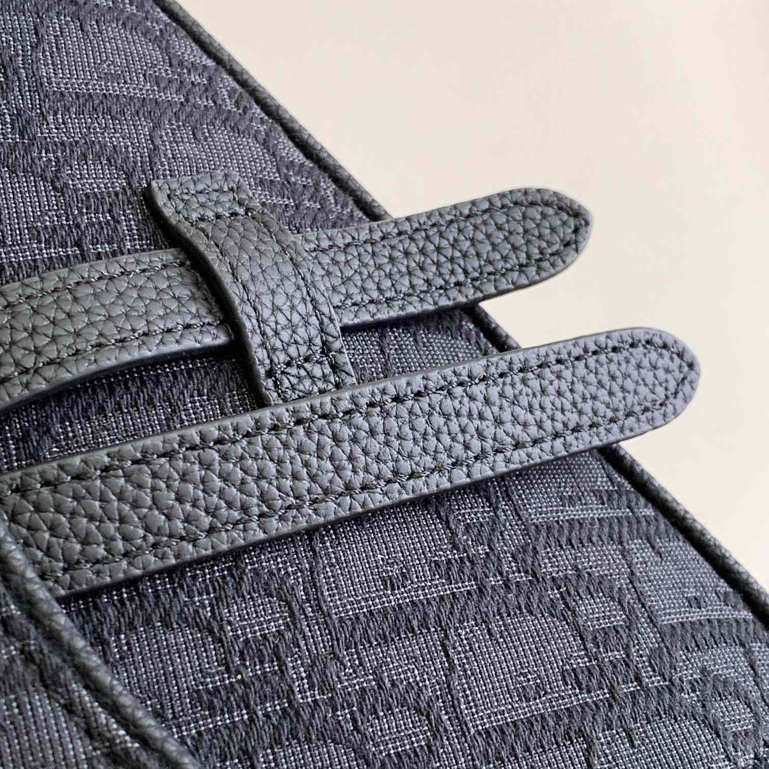 Dior Saddle Bag   (20 x 28.6 x 5cm) - 