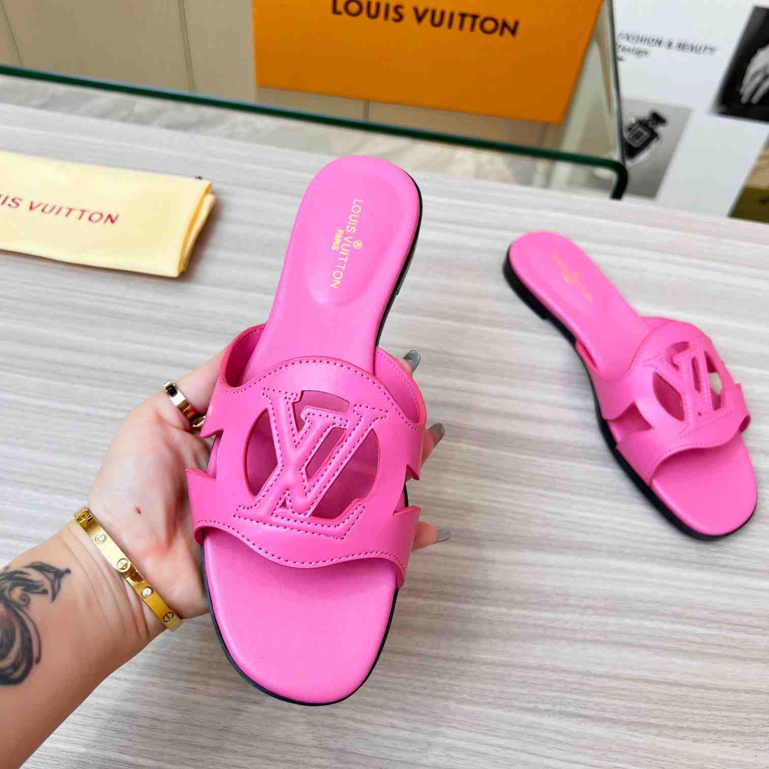 Louis Vuitton LV Isola Flat Mule   1ABP3Y - PerfectKickZ
