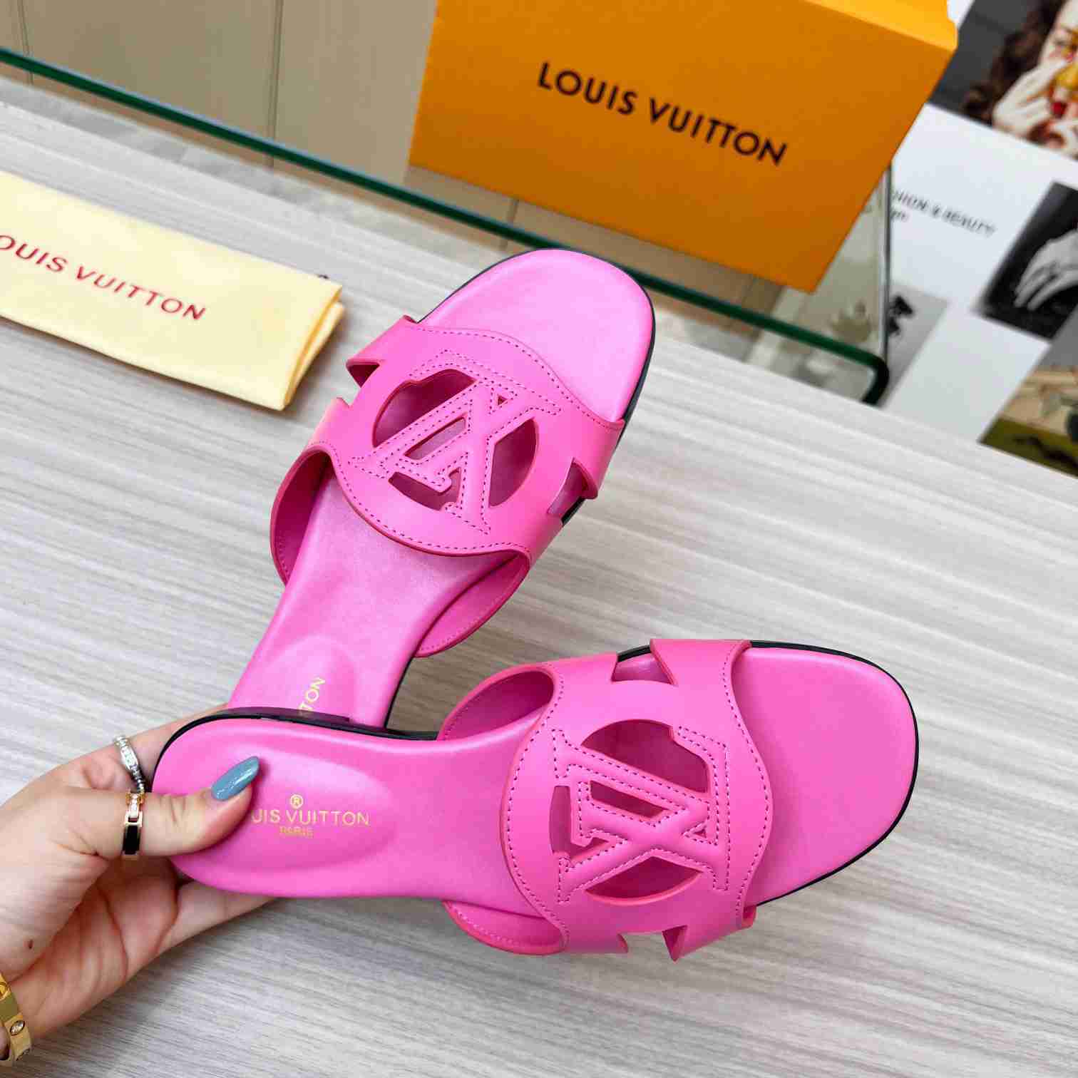 Louis Vuitton LV Isola Flat Mule   1ABP3Y - PerfectKickZ