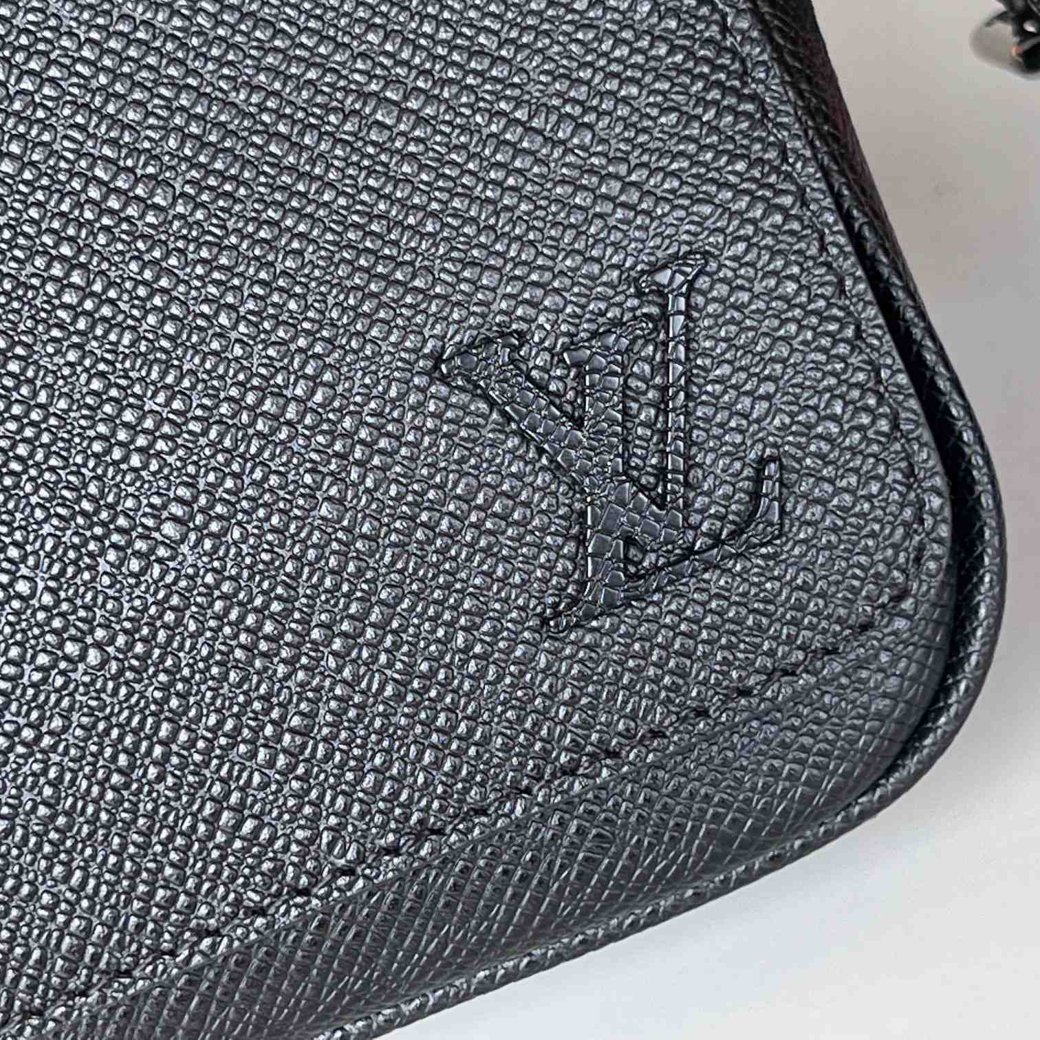 Louis Vuitton District PM (26 x 20 x 7cm)   M30850 - PerfectKickZ