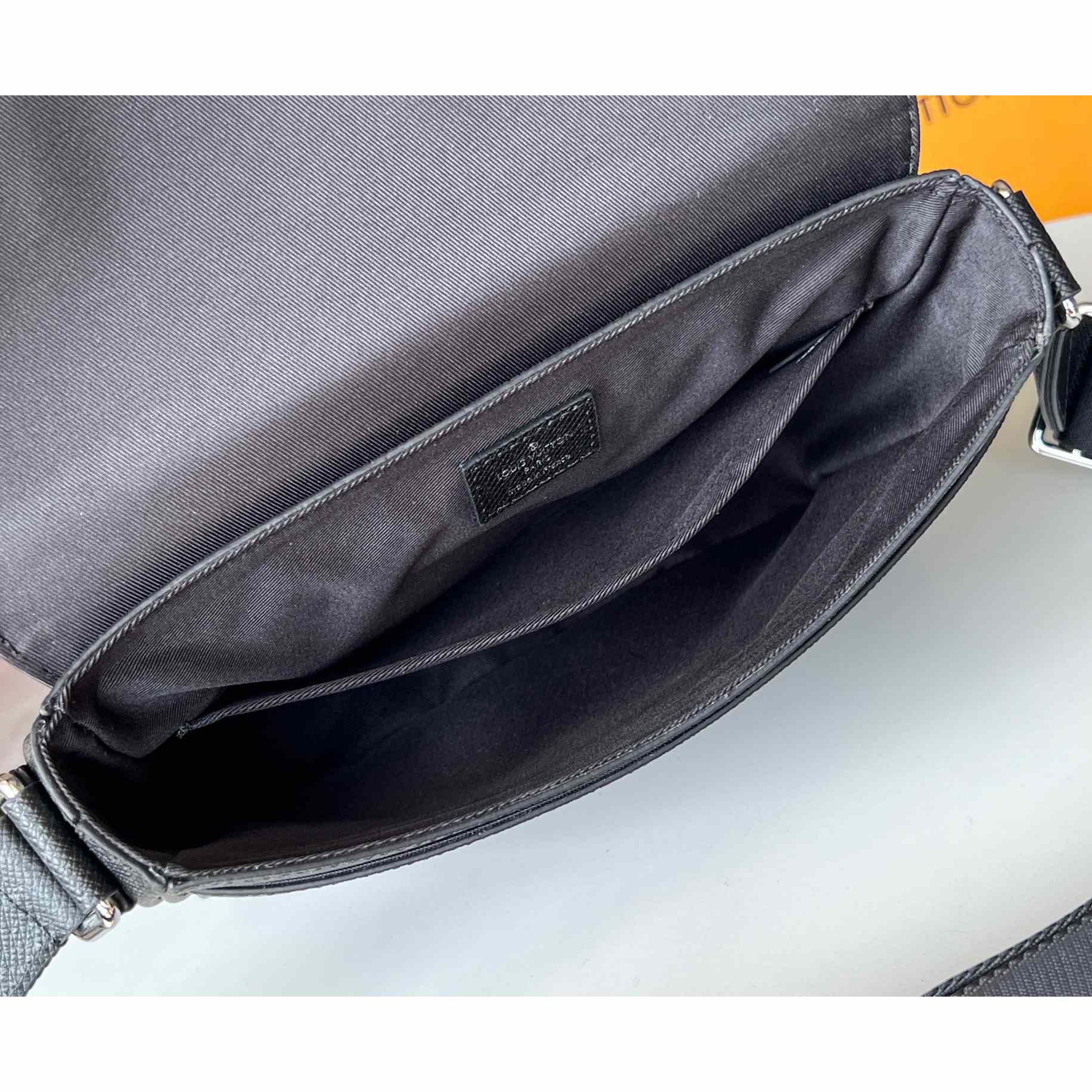 Louis Vuitton District PM (26 x 20 x 7cm)   M30850 - PerfectKickZ