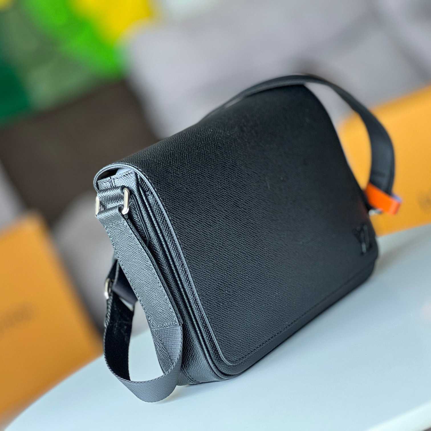 Louis Vuitton District PM (26 x 20 x 7cm)   M30850 - PerfectKickZ