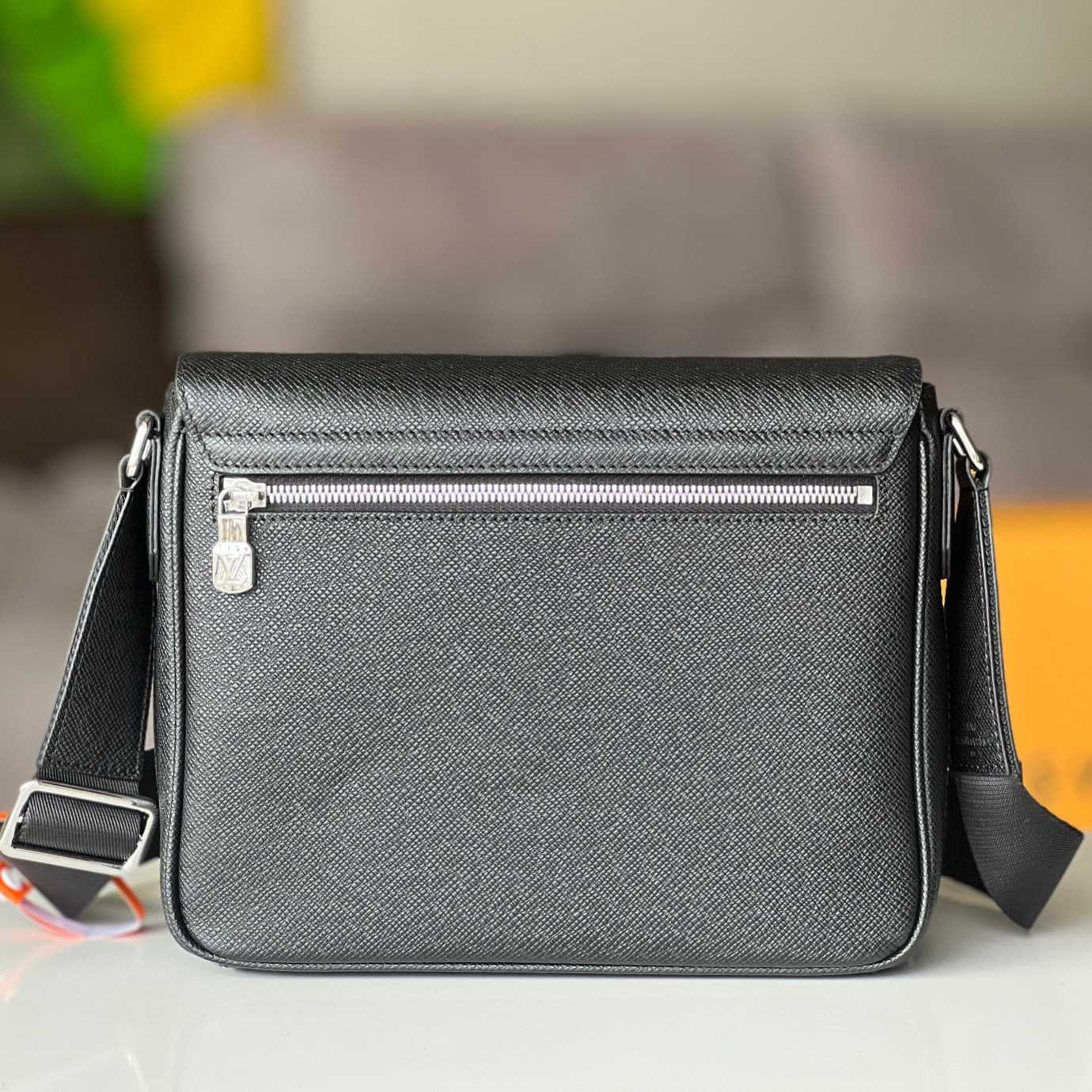 Louis Vuitton District PM (26 x 20 x 7cm)   M30850 - PerfectKickZ