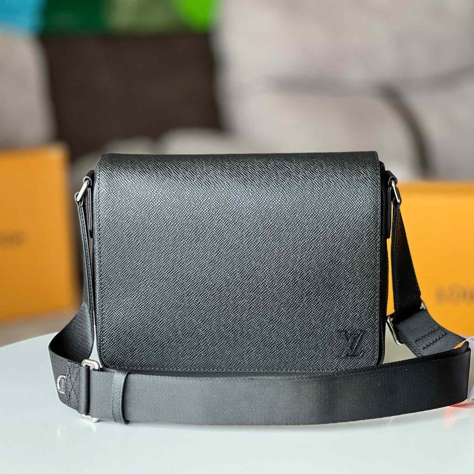 Louis Vuitton District PM (26 x 20 x 7cm)   M30850 - PerfectKickZ