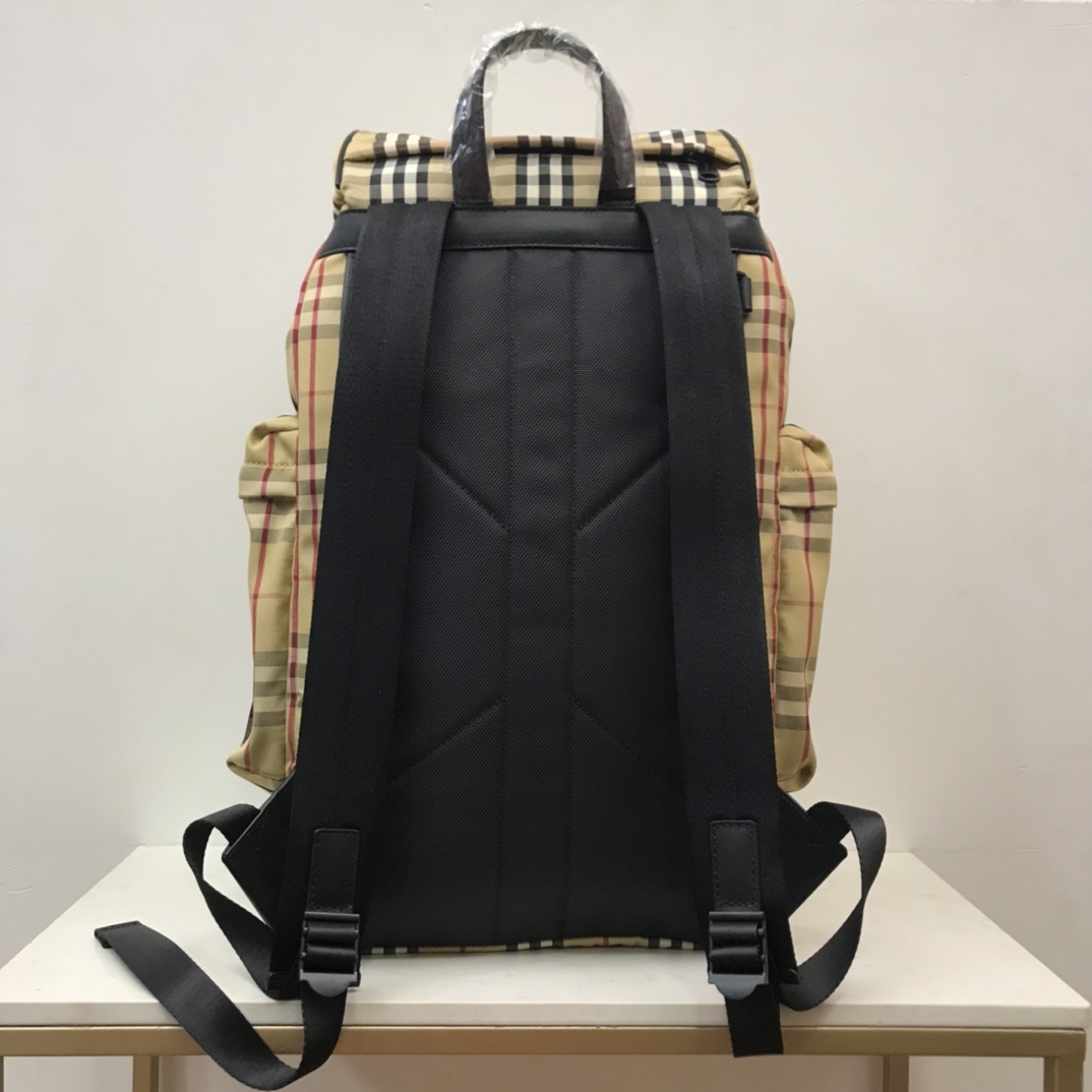 Burberry Murray Archive Check Drawstring Fasten Backpack (30 x 17 x 50cm) - 