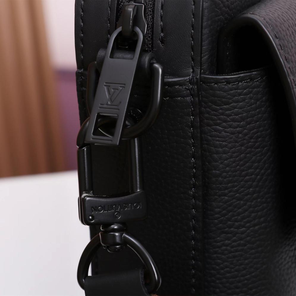 Louis Vuitton Fastline Messenger (23.5 x 18.x 7cm)   M22482 - 