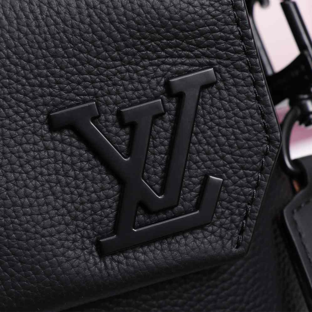 Louis Vuitton Fastline Messenger (23.5 x 18.x 7cm)   M22482 - 