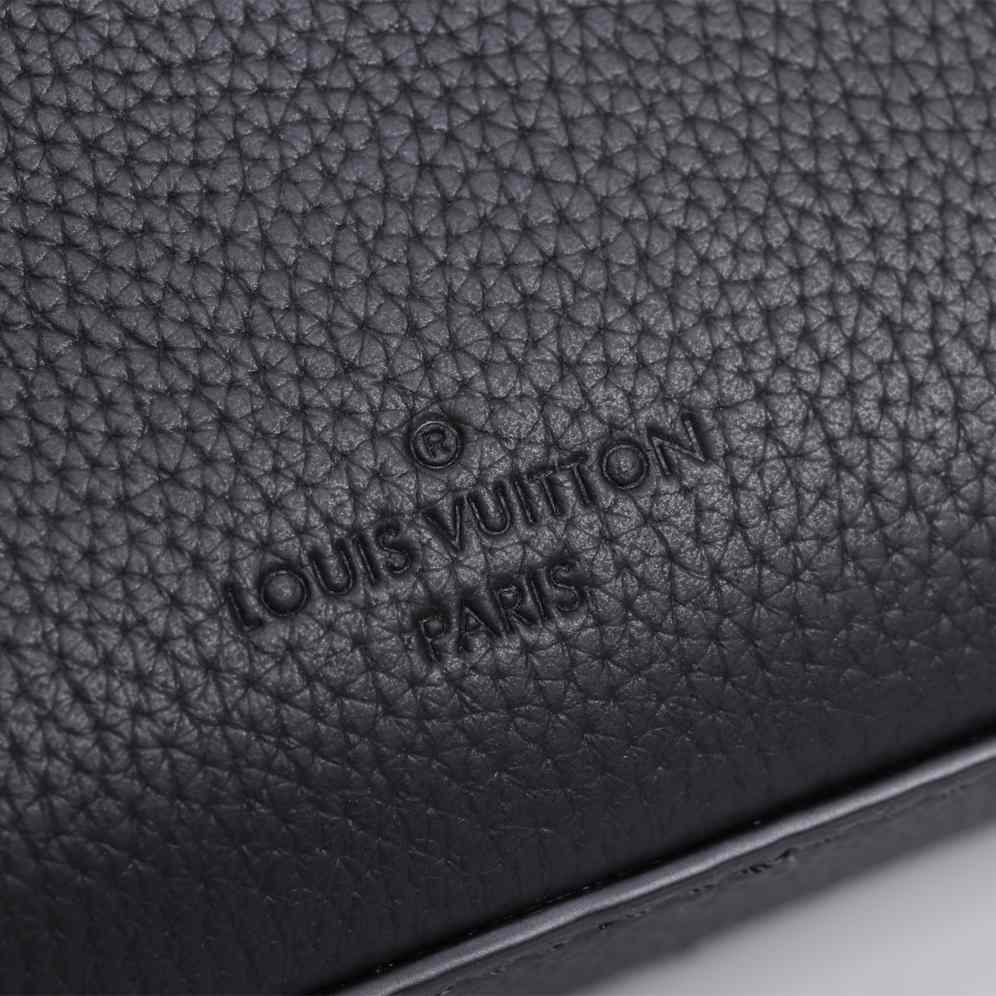 Louis Vuitton Fastline Messenger (23.5 x 18.x 7cm)   M22482 - 